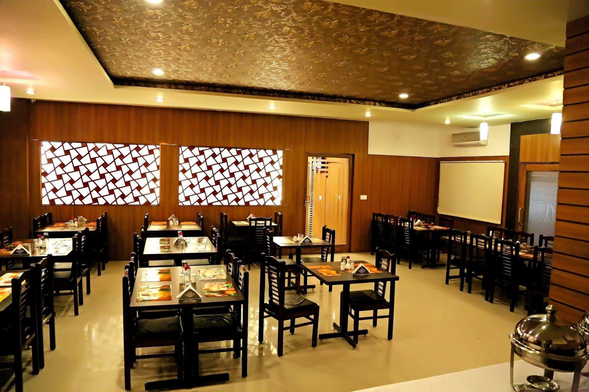 Narayans Leela Inn Udaipur Buitenkant foto