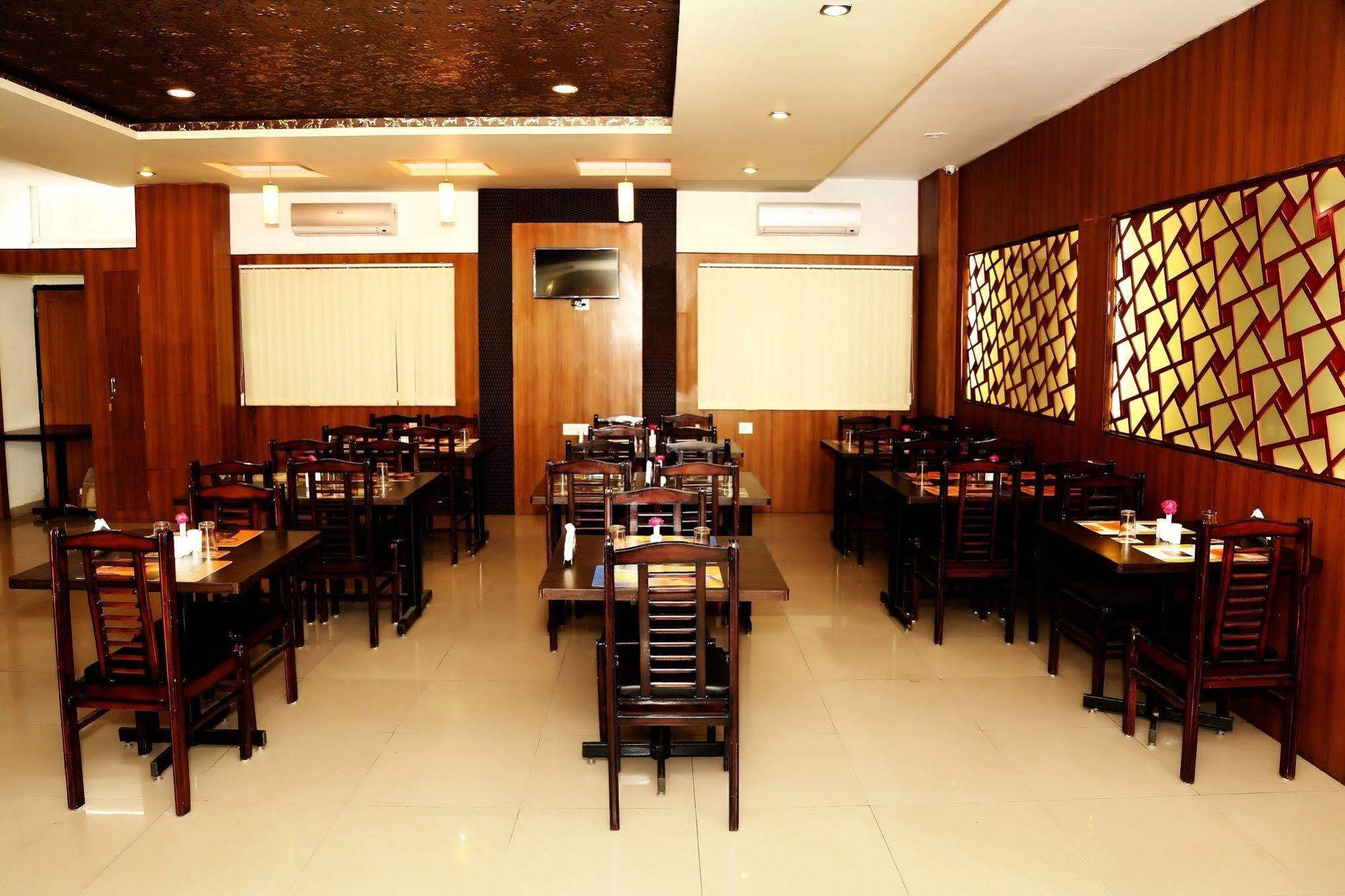 Narayans Leela Inn Udaipur Buitenkant foto
